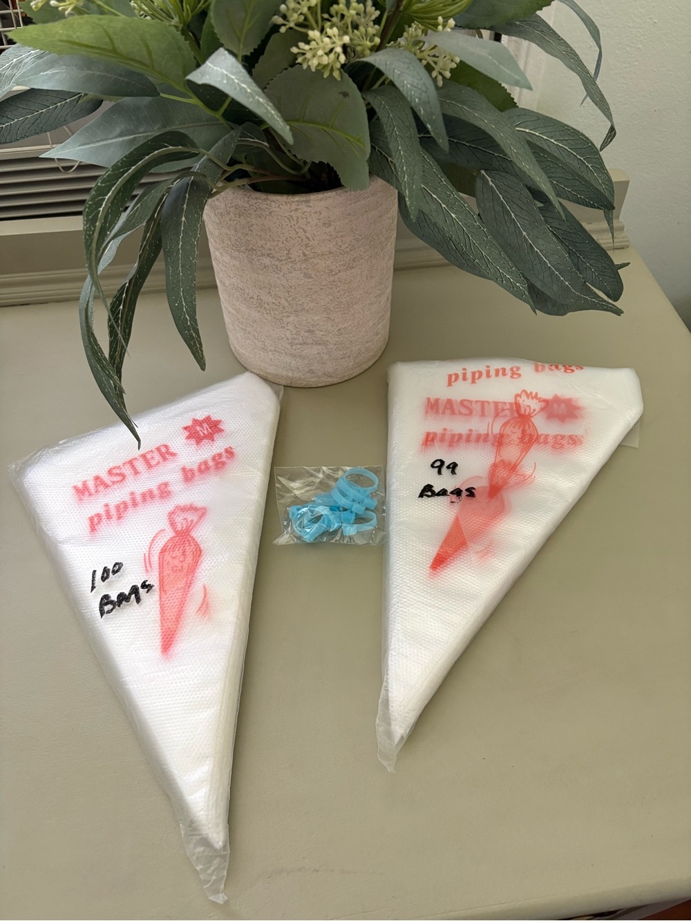 Masters White Disposable Piping Bags with Blue Clips - Cake Decorating Set